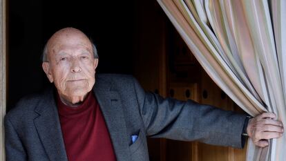 El escritor José Jiménez Lozano, en su casa de Alcazarén (Valladolid) en noviembre de 2017.