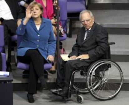 La canciller alemana, Angela Merkel (izq), y el ministro alemán de Finanzas, Wolfgang Schäuble (dcha), en una reunión del Bundestag, en Berlín (Alemania) el pasado 27 de junio. EFE/Archivo