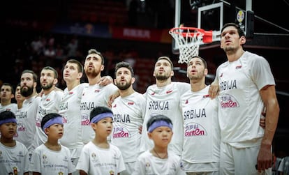 Los jugadores de la selección serbia de baloncesto escuchan el himno en el partido contra Puerto Rico.