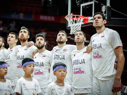 Los jugadores de la selección serbia de baloncesto escuchan el himno en el partido contra Puerto Rico.