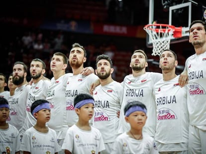 Los jugadores de la selección serbia de baloncesto escuchan el himno en el partido contra Puerto Rico.