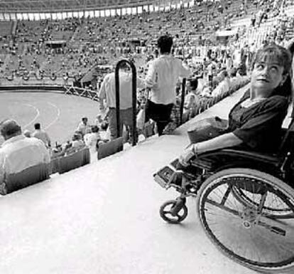 Una mujer minusválida, ayer, en una zona adaptada para su silla en la plaza de toros de Ilumbe.