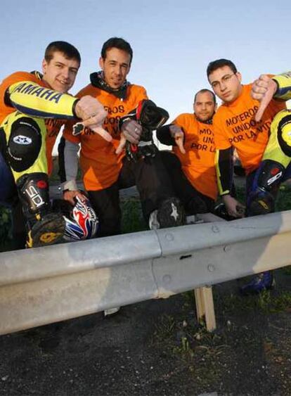 Cientos de motoristas han dificultado hoy el tráfico por las principales carreteras.