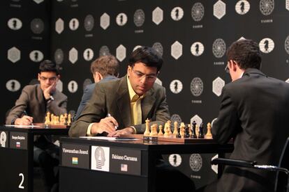 Anand y Giri, de frente, durante sus partidas de la 3ª ronda frente a Caruana y Kariakin, respectivamente.