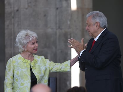 López Obrador con la escritora chilena Isabel Allende, durante la conmemoración del natalicio de Simón Bolívar en Ciudad de México.