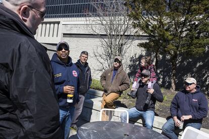 Un grupo de bomberos de la ciudad descansan durante una protesta frente al ayuntamiento.