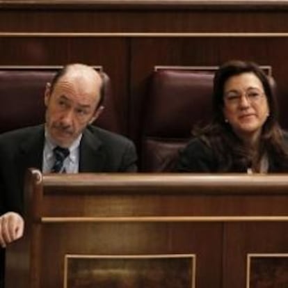 Los socialistas (i-d) Alfredo Pérez Rubalcaba, Soraya Rodríguez y Eduardo Madina, durante el pleno del Congreso, que ha comenzado con el hemiciclo medio vacío por la huelga general del 29 de marzo de 2012.