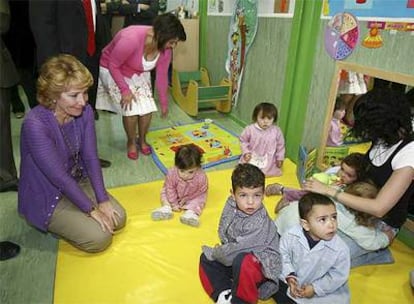 Aguirre, durante la inauguración esta mañana de la sexta escuela infantil de Rivas, <i>El Arlequín</i>.