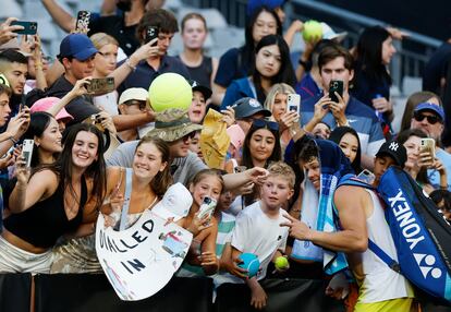 Ben Shleton se fotografía con los aficionados en Melbourne Park.