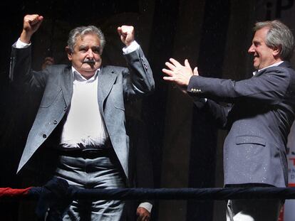 El actual presidente de Uruguay, Tabaré Vázquez, aplaude al mandatario electo, José Mujica, anoche en Montevideo.