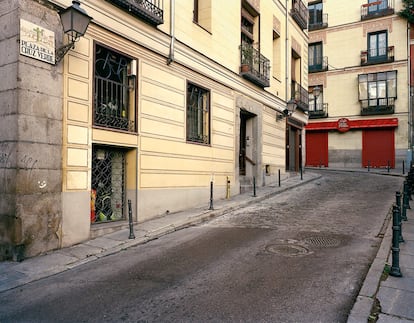 Araceli Prieto, de 70 años, viuda de Emilio Domingo Tejedor. Murió asesinado junto a sus compañeros militares Juan Antonio Núñez, Ramón Carlos Navia, Antonio Ricote y Francisco Carrillo el 6 de febrero de 1992 en la plaza de la Cruz Verde, Madrid. Eran las 8.35.