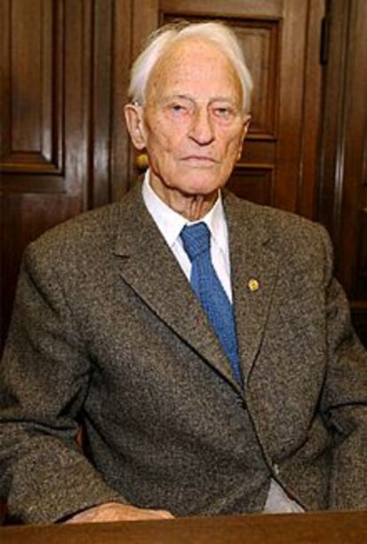 Friedrich Engel, con 93 años, en la sala de un tribunal de Hamburgo.