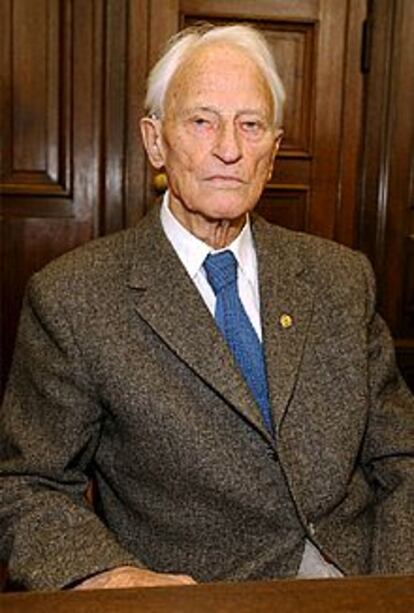 Friedrich Engel, con 93 años,  en la sala de un tribunal de Hamburgo.