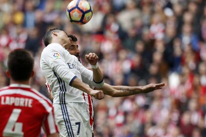 El delantero portugués del REal Madrid Cristiano Ronaldo (i) y el centrocampista del Athletic Raúl García.