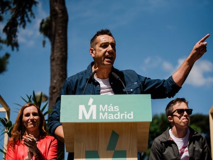 El candidato de Más Madrid a la Alcaldía de Móstoles, Emilio Delgado, interviene durante un acto de Más Madrid, en el parque Lorenzo Azofra.