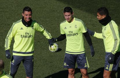 James, entre Cristiano y Casemiro, hoy en Valdebebas.