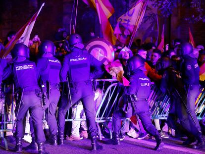 Agentes de la Policía Nacional intervienen durante la concentración de este lunes frente a la sede del PSOE en la calle Ferraz, en Madrid, contra los pactos de investidura del presidente en funciones, Pedro Sánchez.