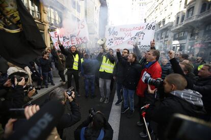 Los taxistas cortan el tráfico en la Gran Vía madrileña durante la jornada de huelga, el 21 de enero de 2019.