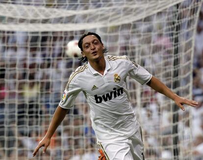 Mesut Özil celebra uno de sus goles al Mallorca.