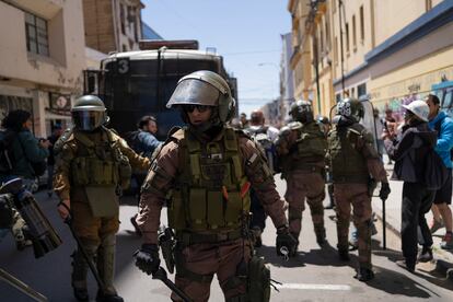 Policías se enfrentan a los manifestantes durante la conmemoración del estallido social, en Valparaiso (Chile).
