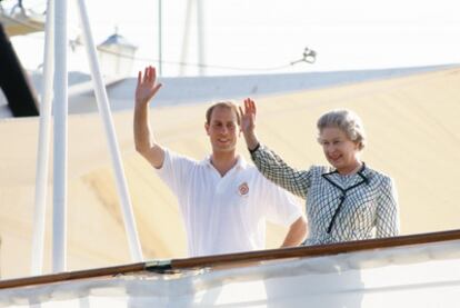 Isabel II y su hijo Eduardo, en el <i>Britannia.</i>