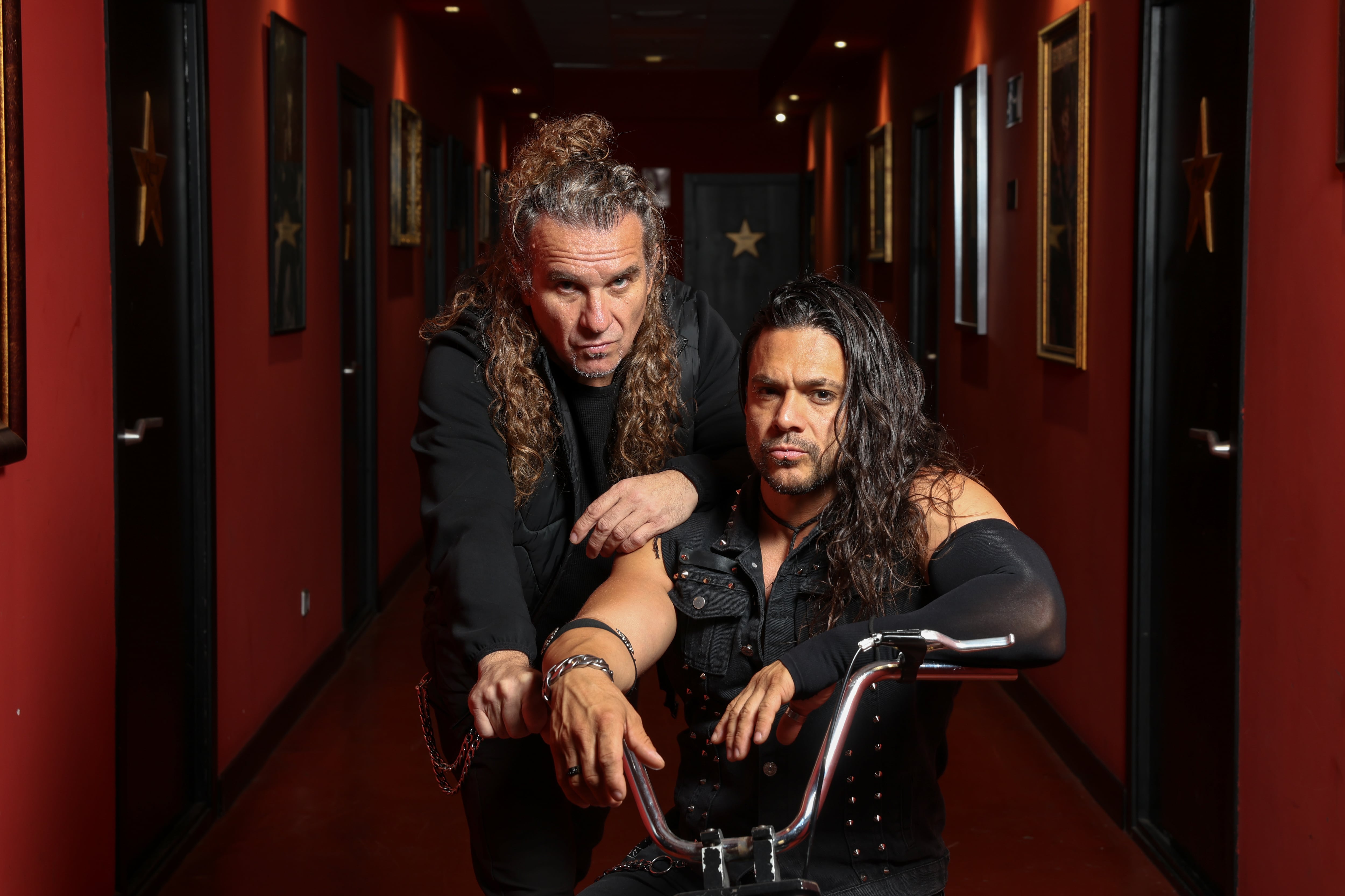 Niko del Hierro y Tete Novoa, miembros de la banda de ‘heavy metal’ Saratoga, el 8 de mayo en Madrid.