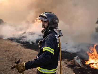 Un bombero trabajaba en el incendio de Losacio, el domingo en la provincia de Zamora.