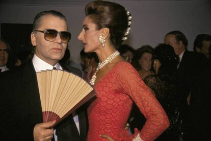 Naty Abascal con el diseñador Karl Lagerfeld en una fiesta de Chanel en el año 2000.