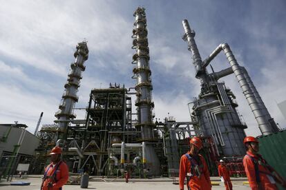 Trabajadores de Pemex, en la refinería de Salamanca.