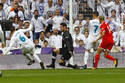 El defensa del Real Madrid Nacho Fernández (izquierda) marca el primer gol del equipo blanco.