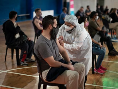 Un hombre recibe la vacuna contra la covid-19 de Sinopharm en Buenos Aires, Argentina, el 9 de julio.