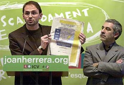 Gaspar Llamazares (a la derecha), junto a Joan Herrera, candidato de ICV-EUiA, ayer en Barcelona.