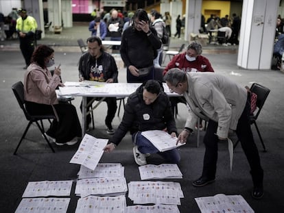 Funcionarios electorales comienzan el conteo en un punto de votación.