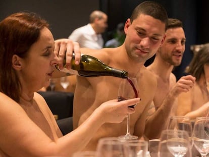 Clientes sentados a la mesa en O'Naturel en una fotografía del perfil del restaurante en Facebook.