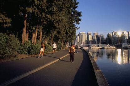 Gent passejant al costat de Coal Harbour, al parc Dans Stanley de Vancouver (Canadà).