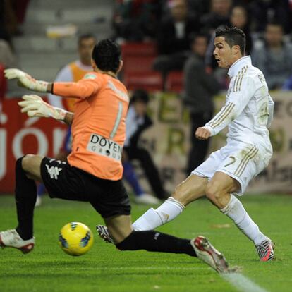 Cristiano bate a Juan Pablo en el segundo gol del partido.