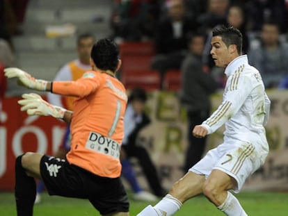 Cristiano bate a Juan Pablo en el segundo gol del partido.