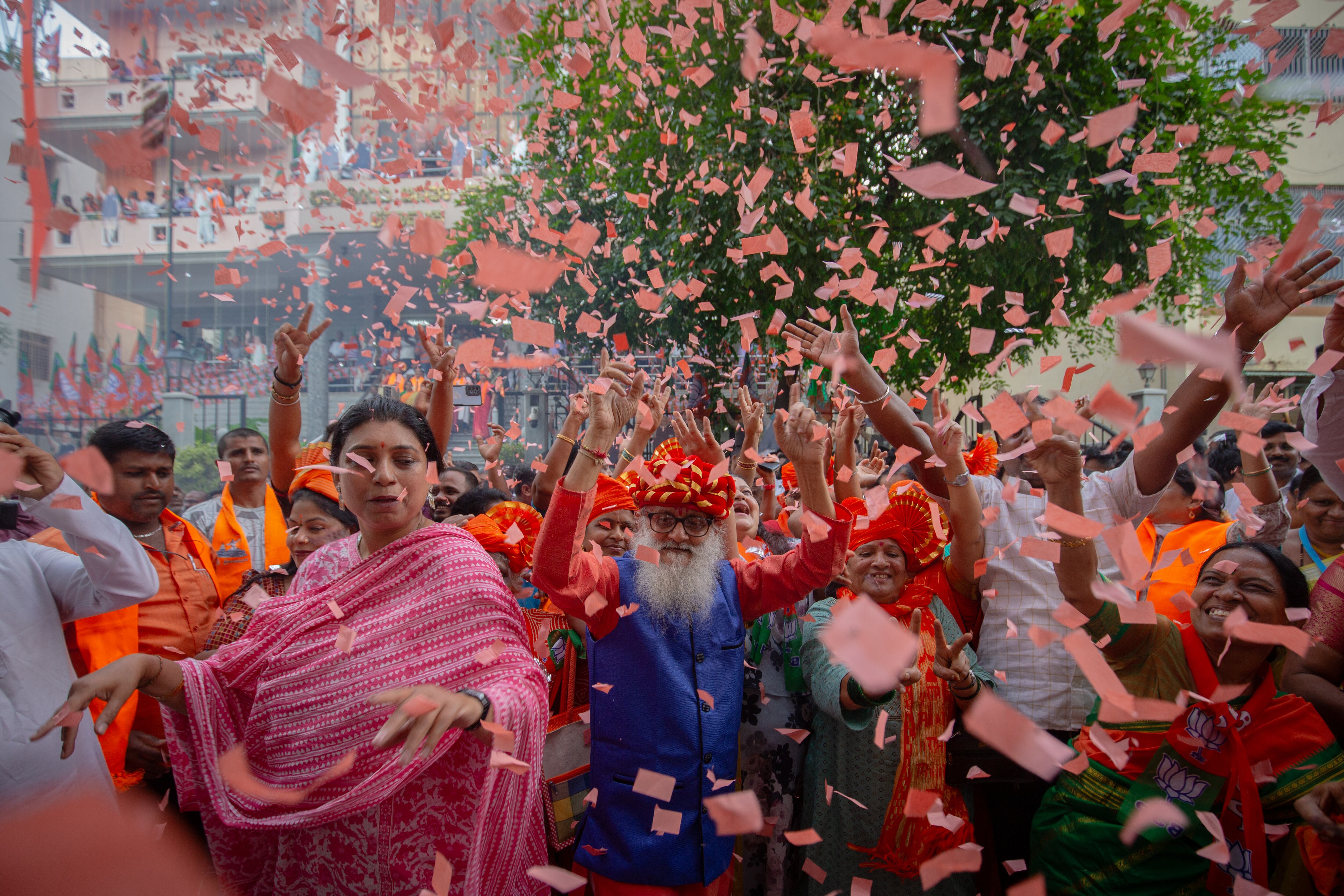 Seguidores del Partido Popular Indio celebran los resultados, este martes en Bangalore (India).