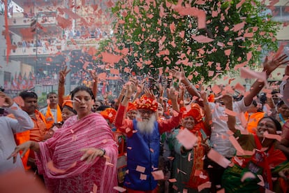 Seguidores del Partido Popular Indio celebran los resultados, este martes en Bangalore (India).
