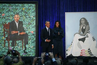 Barack y Michelle Obama junto a los retratos oficiales que colgarán en la National Portrait Gallery de Washington, que reúne los retratos presidenciales.