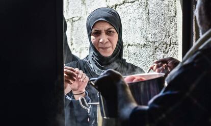 Mujeres y niños cuentan por el 80% de los desplazados acogidos en el campo temporal de Heryelah, según los responsables locales.