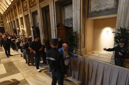 Turistas fotografían la tumba del Papa en la basílica de Santa María la Mayor en Roma.