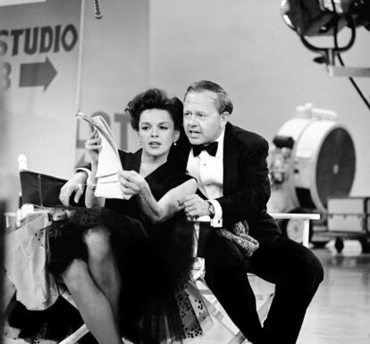 26 de junio de 1963. Judy Garland y Mickey Rooney leen un guión en un plató de televisión.