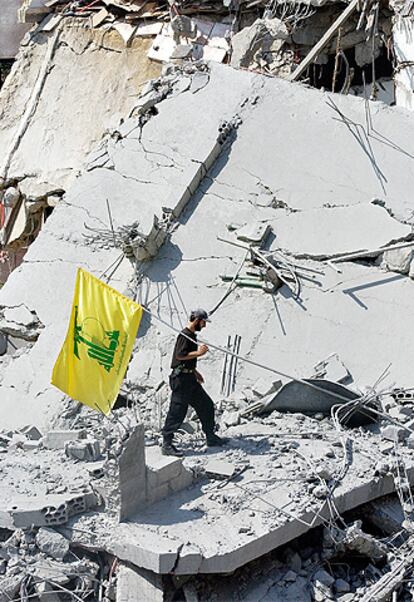 Un militante de Hezbolá enarbola una bandera de la milicia en Sidón.