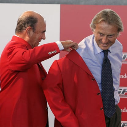 Emilio Botín pone la chaqueta del Banco Santander a Luca Cordero de Montezemolo, presidente de Ferrari.