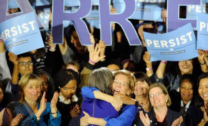 Las senadoras Elizabeth Warren y la congresista Katherine Clark, ambas demócratas, celebran la victoria en las legislativas de 2018 en EE UU.