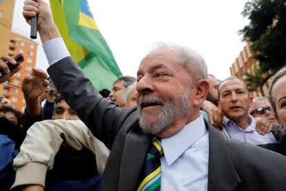 Antes de ingresar en el juzgado, el expresidente se reunió con un grupo de simpatizantes que le esperaban en las proximidades y escuchó un cacerolazo organizado por los vecinos de los edificios cercanos.