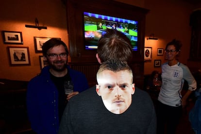 Un hincha del Leicester con una cara de Vardy colgada del cuello mientras sigue el Chelsea-Tottenham. 