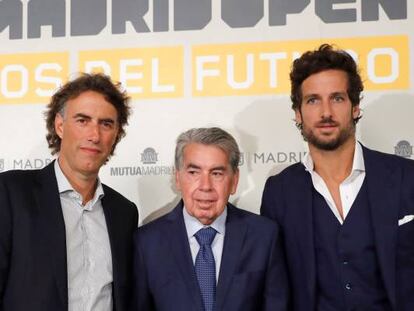 El consejero delegado del Mutua Madrid Open de Tenis, Gerard Tsobanian, junto al director del torneo Manolo Santana, y el director adjunto, Feliciano López, esta mañana en Madrid.