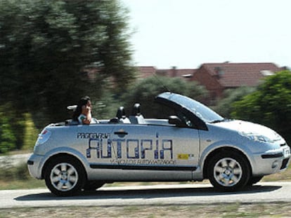 El Citroën Pluriel sobre el que han trabajado investigadores españoles conduce solo en una demostración práctica.